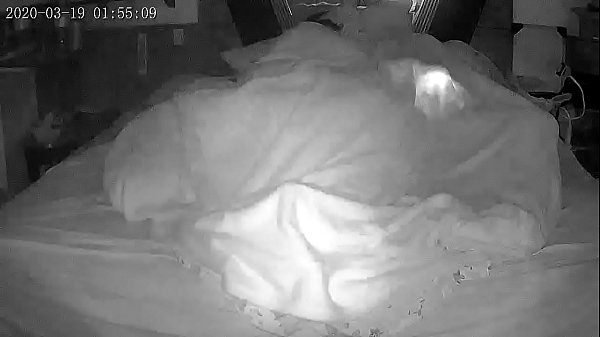 Play MP4 - Esposa espera o corno dormir para fazer chamada de v&iacute;deo com o amante