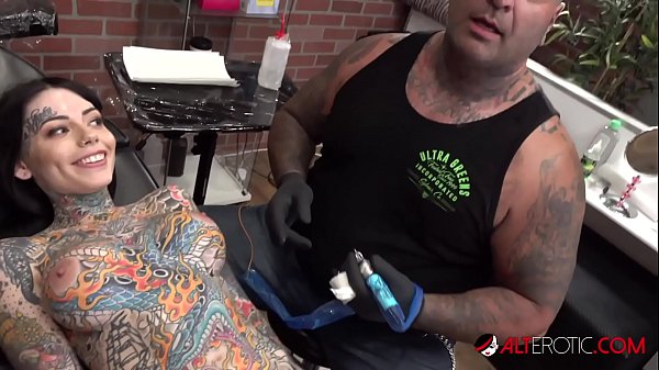 Play MP4 - Tiger Lilly gets a forehead tattoo while nude