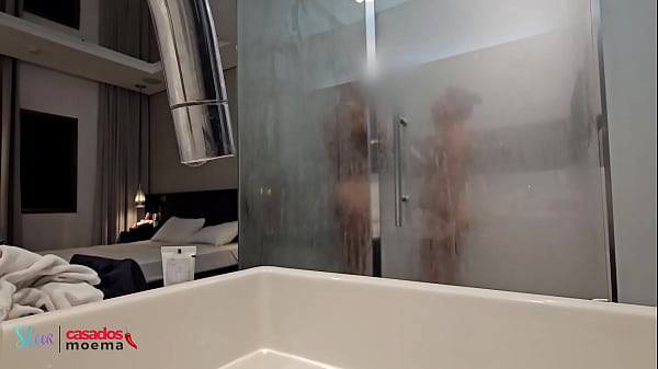 O corno do marido ficou assistindo sua esposa tomar banho com outro BBC