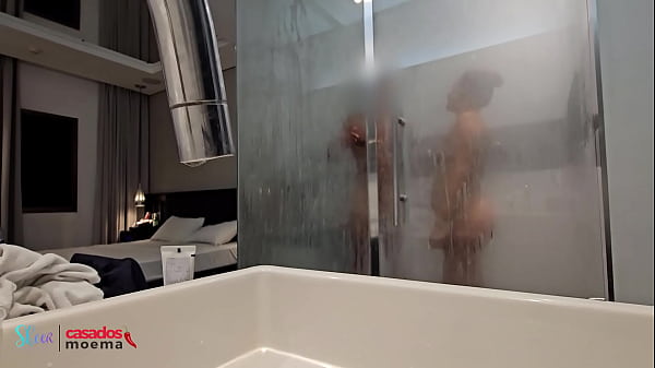 O corno do marido ficou assistindo sua esposa tomar banho com outro BBC