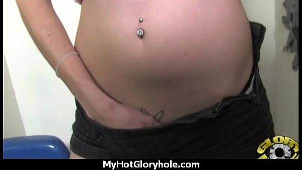 Black babe suckin a gloryhole_8