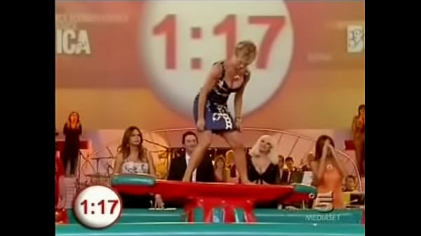 Buona Domenica_Upskirt_and Downblouse Game Indoor Surfing