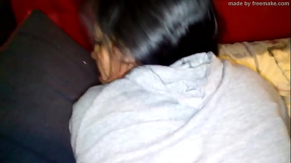 Exhibiendoa una chica en_plaza comercial