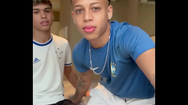 Chamei o boyzinho aqui do condom&iacute;nio pra fazer uma brincadeira aqui em casa. Terminou levando vara. - Free 