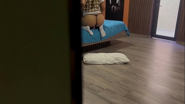 Llego a casa y encuentro a mi hijastra nalgona rompiendose el culo con un jueguete y me masturbo hasta eyacular escuchando sus gemidos