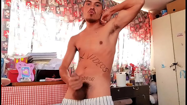Chakal Mexicano se saca la verga y se masturba en vivo para que lo vean d&aacute;ndose placer otros hombres 