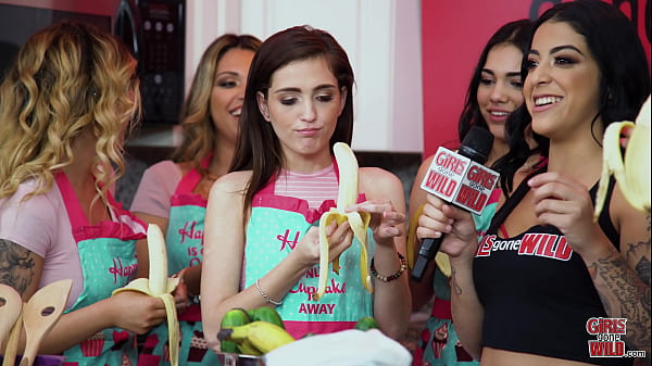 Play MP4 - Deep Throating Bananas and Masturbating GGW033