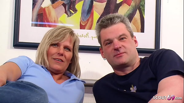 Ehemann lässt seine reife_Ehefrau_von fremden Typen im Dreier ficken