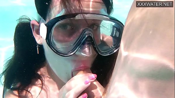 Minnie_Manga and Eduardcum in_the swimming pool