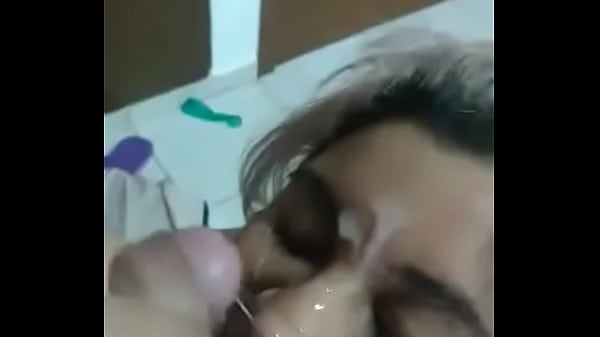 Play MP4 - 20cm me echa su leche