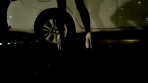 女装男子野外露出 放尿 在车上射在高跟鞋 