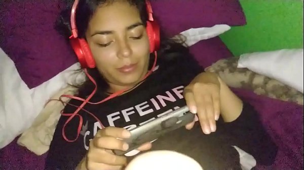 Le gusta ver porno mientras le penetro la vagina