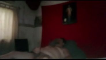 Extraparanormal una mujer extraterrestre esp&iacute;a a este hombre y entra a su cuarto semjadse y esteban 