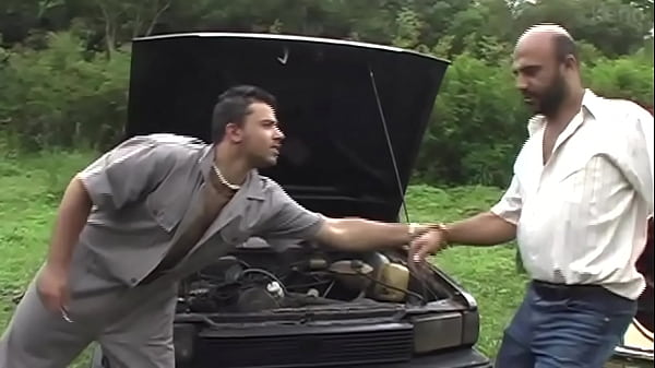 Ga&uacute_chos arrumando carro - Pura