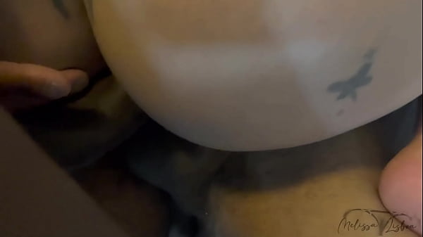 A madrasta ruiva gostosa foi dividida e fodida pelos dois negr&otilde;es fazendo dp sem piedade