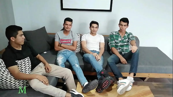 "JUGANDO A COSQUILLAS EN LOS PIES" 