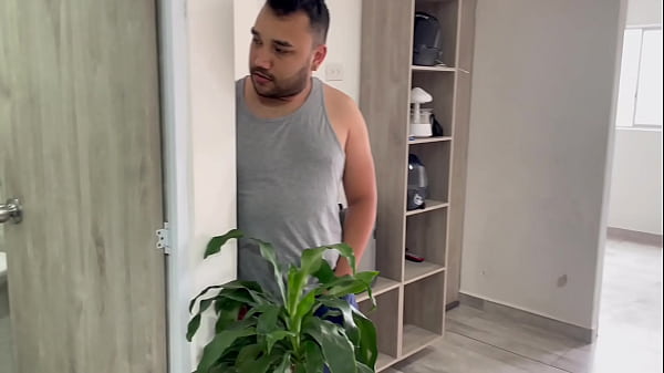 Se deja follar el culo por su compa&ntilde;ero de apartamento cuando lo descubre espi&aacute;ndolo en la ducha 
