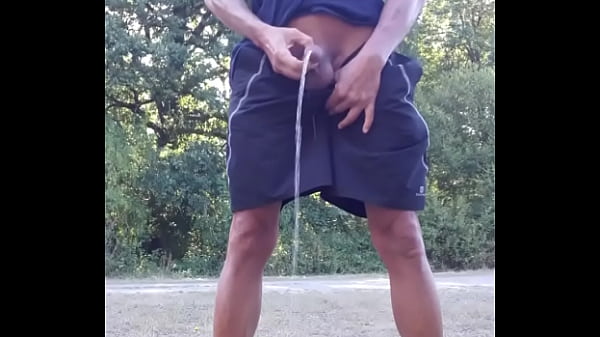 Play MP4 - pipi au bord d'une route&comma; uro pisse