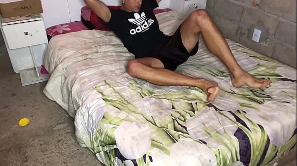 Se la meto toda hasta la garganta y va al retrete a vomitar 