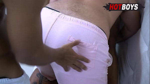 Play MP4 - Comendo o c&uacute; do gordinho junto do meu amigo