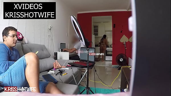 Kriss hotwife esposa puta de bikini bem pequeno na presen&ccedil;a do prestador de servi&ccedil;o do note