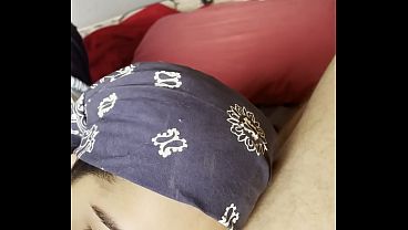 Manh&atilde; quente e sem branquinha gulosa faz boquete lento ao acordar e engole o leitinho 