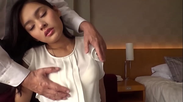 Play MP4 - ラグジュTV 078 木下ゆり 30歳 空港受付 まるで男性を誘っているかのような短いタイトなスカート。出す声も、表情も、彼女から放たれるもの全てがエロエロです！ソファーに座って足を開いてもらうと彼女の履いている黒いパンツがとても似合っていて大人のエロさを感じさせる。https&colon;&sol;&sol;is&period;gd&sol;vOYBnB