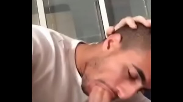 Play MP4 - Moreno safado engolindo o pau todinho