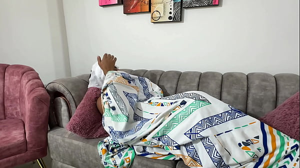 Nonton Encuentro A Mi Peque&ntilde;o Enano Enfermo Decido Darle Un Jarabe Para Que Se Mejore, Pero Confundo El Envase Y Termino D&aacute;ndole Uno Afrodisiaco Que Le Pone La Verga Muy Dura Y Termina Follandome Duro. thumbnail