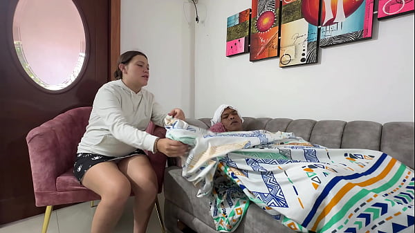 Encuentroa mi pequeño enano enfermo decido darle un jarabe paraque se_mejore pero confundo el_envase yterminodándole uno afrodisiaco que lepone laverga muy dura_y termina follandome duro