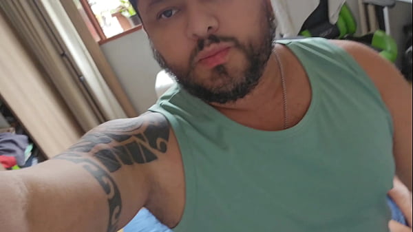 O H&eacute;tero Curioso Do Apartamento Compartilhado Entra No Meu Quarto Enquanto Eu Estava Deitado, Se Ecita Penes Duro E Goza Tocando thumbnail