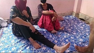 सौतेले भाई ने सौतेली बहनों की एक साथ थ्रीसम चुदाई किया thumbnail