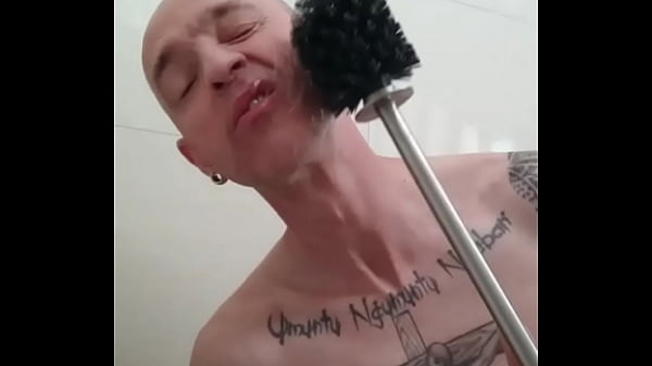 FAGGOT RULLERISOUSE LICKING TOILET BRUSH IN FRON CAMERA 