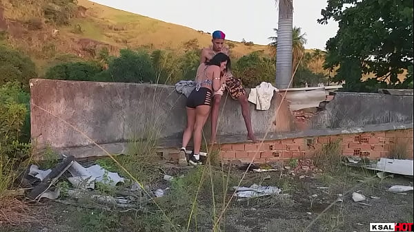 A diabinha da danny hot leva o ator brinquedo para laje e fode com o bonequinho dele at&eacute; gozar bastante