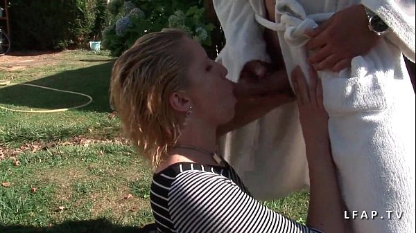 Play MP4 - Cindy Picardie grave sodomisee dans le jardin
