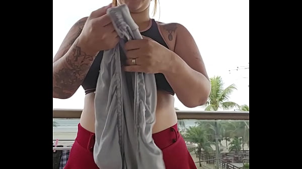 Mostrando os fundos na sacada 