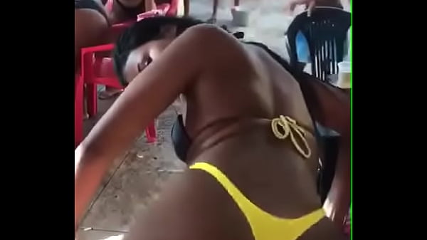 Mulata com cara de safada dan&ccedilando funk