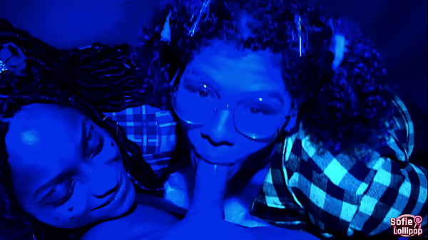 Sofie Lollipop & Vicky M&eacute;nage Mamando Novinho Roludo Na Festa At&eacute; Ele Gozar Bem Gostoso thumbnail