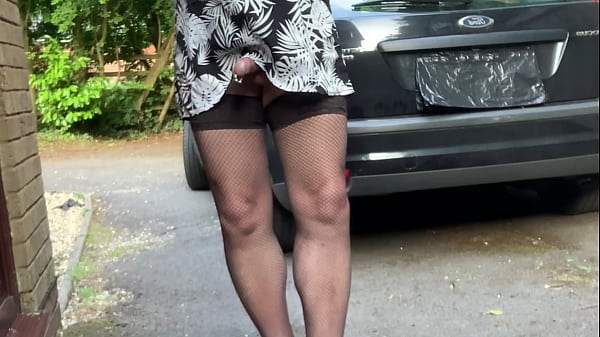 kelly cd teasing as cars drive past 