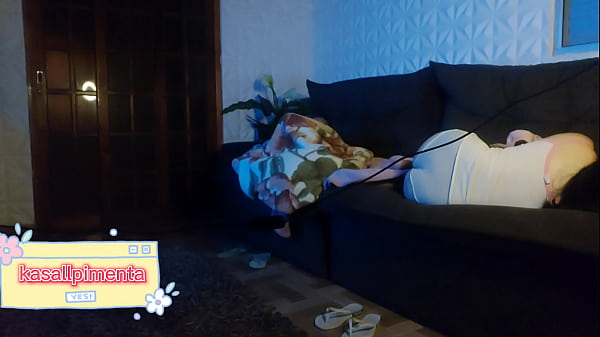 озорной делит диван с визитом! приехал провести выходные к ней домой, и она устроила так, чтобы они делили диван thumbnail