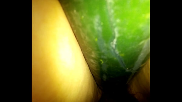 Cajamarquina arrecha se mete pepino y goza el anal 