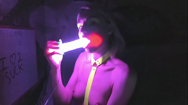 kelly copperfield_deepthroats LED_glowing_dildo on webcam