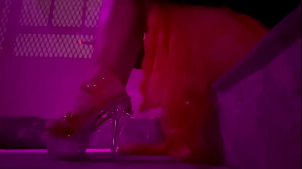 Nonton European Stepmom Artemisia Love Sexy Outside Horny Feet Fetish Solo Public thumbnail