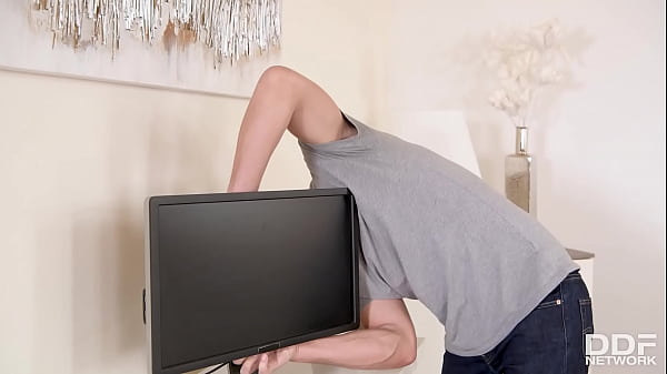 Play MP4 - Repairman Fulfills Foot Fetish Needs