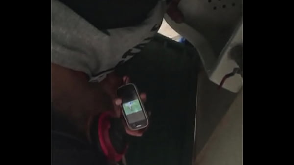 jalandosela en el ba&ntilde_o de la escuela