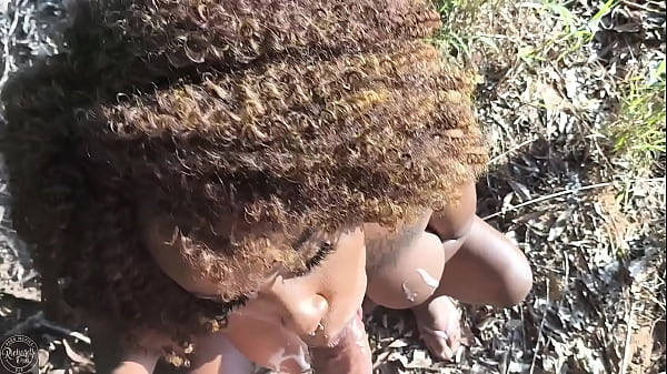 Morena que tava no meio do mato com tezao deixou o gozar nos peitos dela 