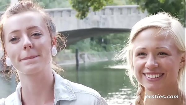 Deutsche Mädels vergnügen sich_in der Umkleidekabine