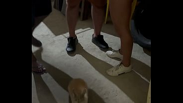 Hotwife foi se exibir pra amigo no barzinho e acabou dando pra ele e mais um. Tomou no cu no pêlo