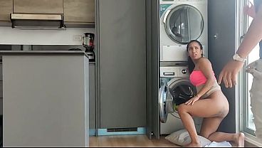 &iexcl;la Madrastra Latina Se Queda Atrapada En La Lavadora Y El Hijastro Se La Folla! thumbnail