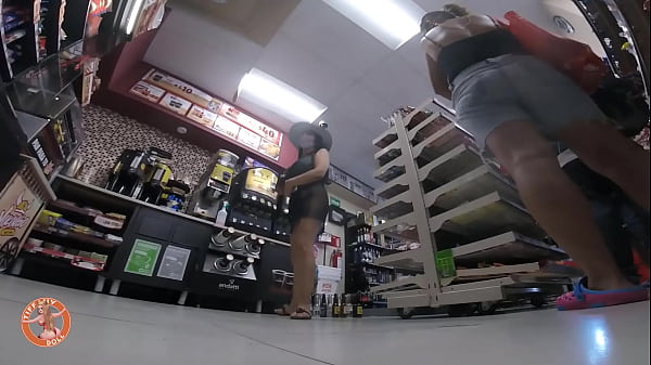 Tiffany_visitando una tiendaen calzones